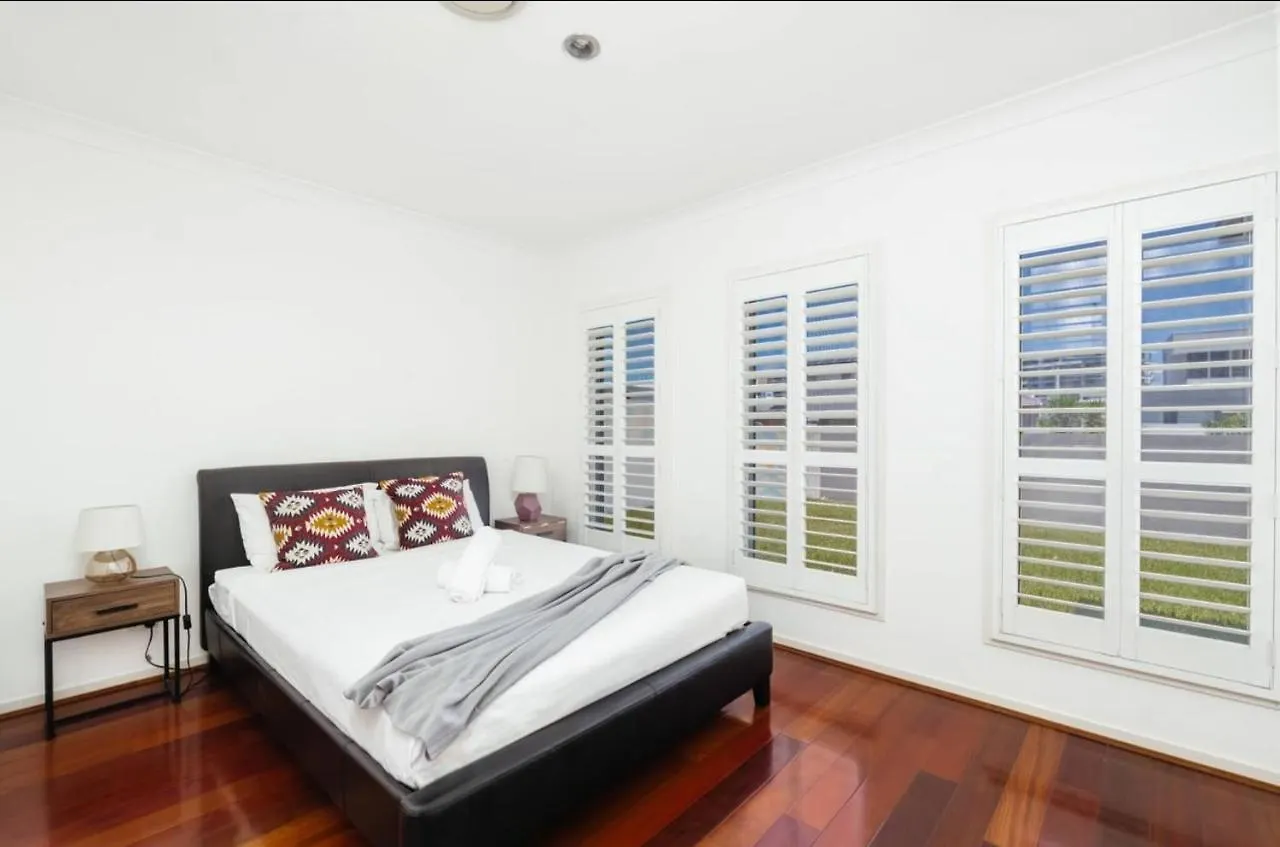 Lakeside Spacious 5Bed Water View Family Home Gold Coast 0*,
